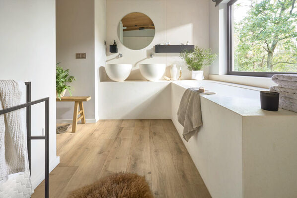 Badezimmer mit hellem Designboden von Meister in Eichenoptik.