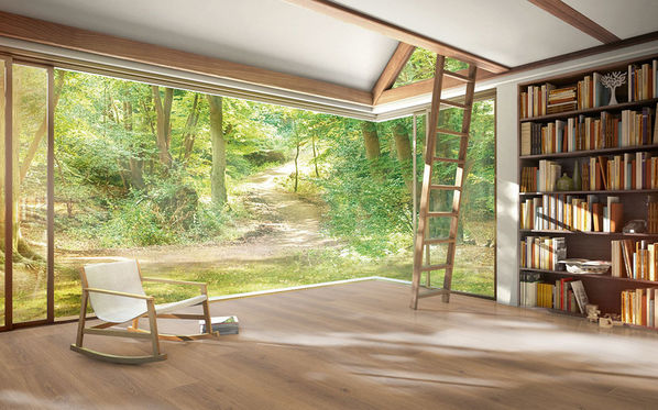 Parador Laminat Trendtime 6 Eiche Studioline Honig Natur verlegt in einem Raum mit großem Fenster zum Wald