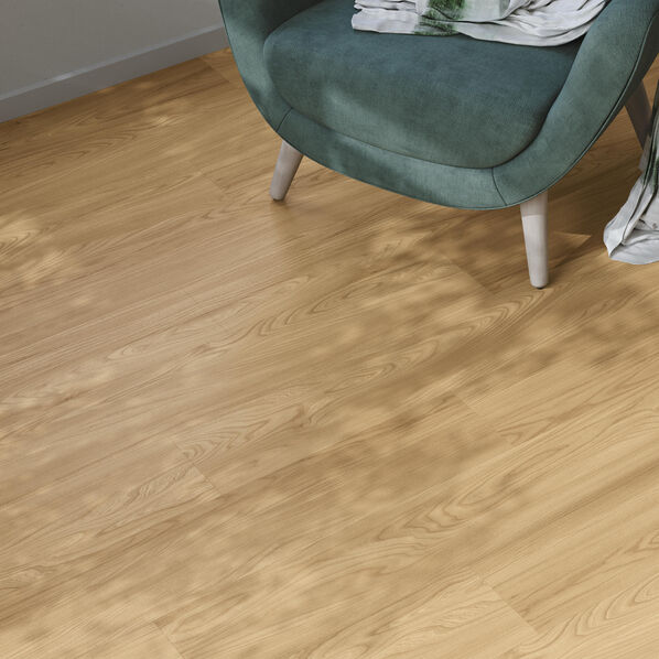 Wohnzimmer mit natürlichem Laminatboden in freundlicher Eichenoptik - Parador Laminat Basic 400.