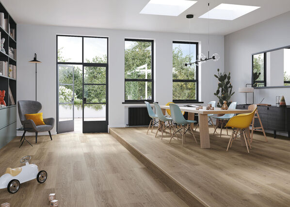 Warmer Laminatboden im Wohnzimmer verlegt.