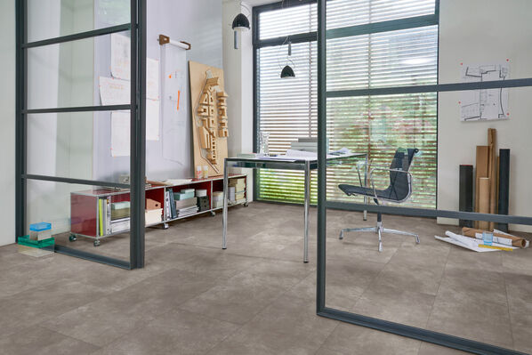 Helles Arbeitszimmer mit grauem Designboden Parador Modular ONE Beton in Dunkelgrau im Fliesenformat 