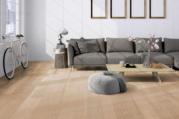 Wohnzimmer mit hellem Designboden in natürlicher Holzoptik - Friends by ter hürne.