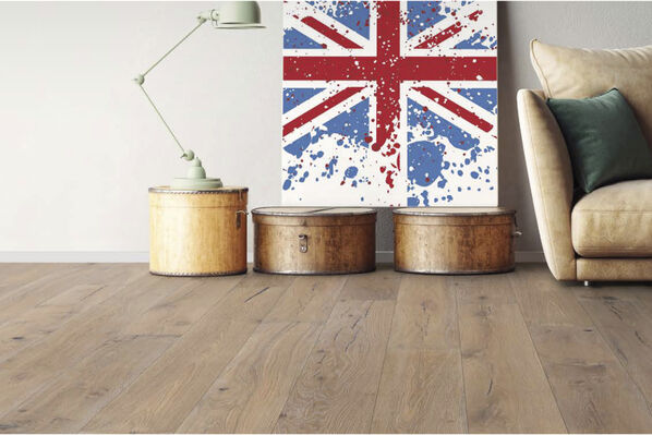 Authentischer Parkettfußboden mit britischer Flagge im Hintergrund.