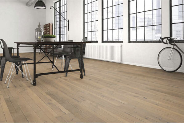 Loft mit mittelbraunem Parkettfußboden - Bennett & Jones London Calling