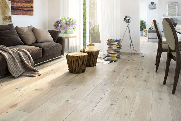 Wohnzimmer mit hellem Parkettfußboden - Barlinek Realwood Parkett Eiche Country weiß gebürstet Country