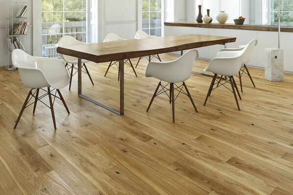 Esszimmerbereich mit natürlichem Parkettfußboden in Eichenoptik