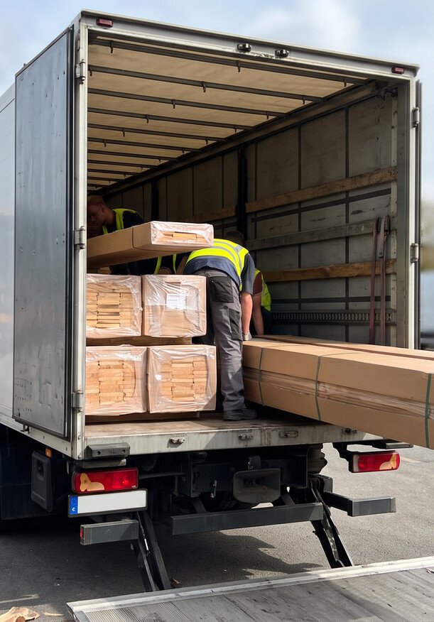 LKW wird mit Parkett von Parkettrabatte beladen