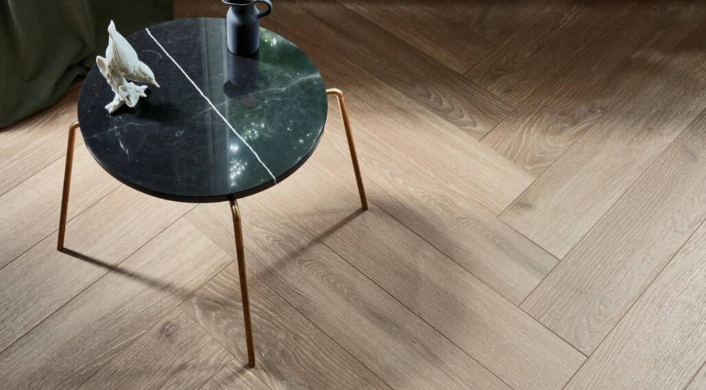 parador-laminat-trendtime-3-eiche-skyline-perlgrau-fischgraet-naturmatt