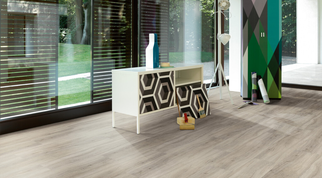 parador-basic-30-vinylboden-eiche-pastellgrau-holzstruktur-vinyl-mit-HDF-traegerplatte-landhausdiele