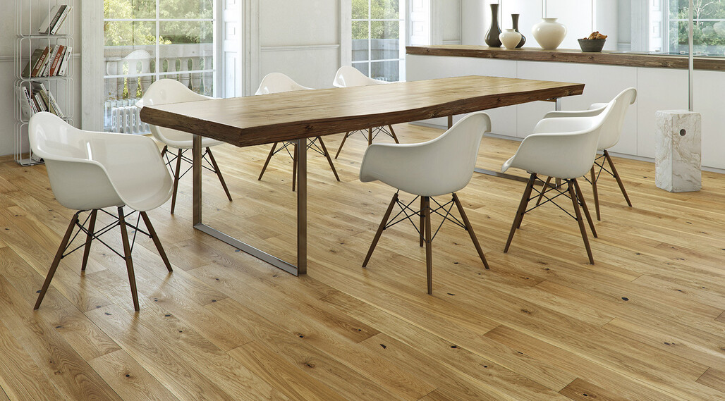Essbereich mit Parkettfußboden in Eichenoptik