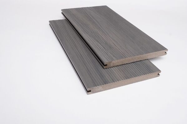PR Flooring BPC Terrassendiele Grau Holzstruktur grau / geriffelt grau Massivprofil Coextrudiert A0014603 | 52697