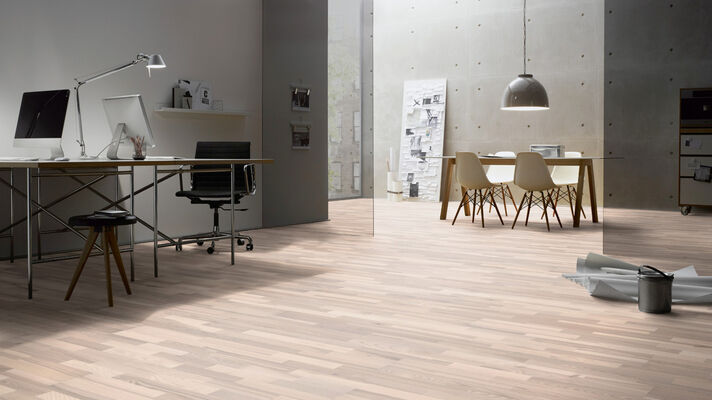  ter Hürne Satin Elements Collection Parkett ausdrucksstark weiß mattlackiert Schiffsboden 3-Stab Naturholz Parkett Esche weißviolett 2390x200x13 mm 1101010096 | 73048