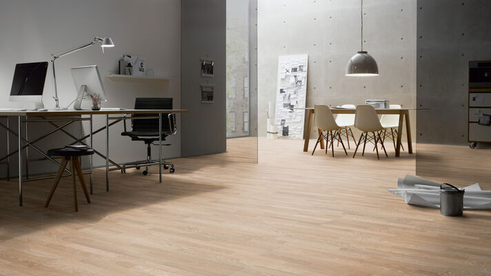  ter Hürne Satin Elements Collection Parkett ausgeglichen gebürstet, gekälkt, mattlackiert Schiffsboden 3-Stab Naturholz Parkett Eiche grauweiß 2390x200x13 mm 1101010613 | 73165