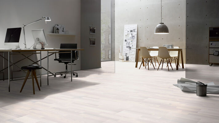  ter Hürne Satin Elements Collection Parkett ausdrucksstark weiß mattlackiert Schiffsboden 3-Stab Naturholz Parkett Esche azurweiß 2390x200x13 mm 1101010616 | 73189