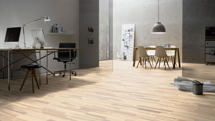  ter Hürne Satin Elements Collection Parkett ausdrucksstark gebürstet, gekälkt, mattlackiert Schiffsboden 3-Stab Naturholz Parkett Esche grauweiß 2390x200x13 mm 1101010676 | 73231