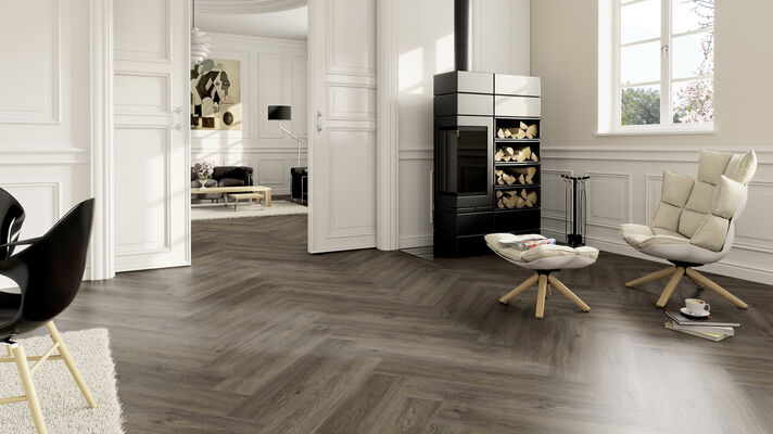  ter Hürne Herringbone Edition Design-Vinylboden tief-gebürstet Fischgrät Soya Design-Vinylboden 1 Eiche Canberra Pro 749,3x149,9x2,5 mm 1101210310 | 75823