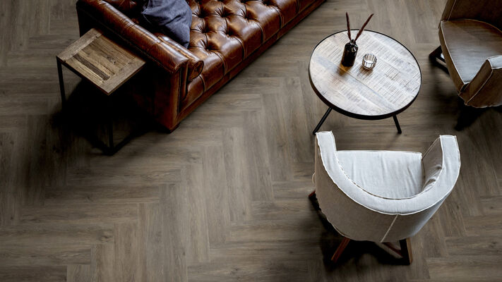  ter Hürne Herringbone Edition Design-Vinylboden tief-gebürstet Fischgrät Soya Design-Vinylboden 1 Eiche Canberra Pro 749,3x149,9x2,5 mm 1101210310 | 75829