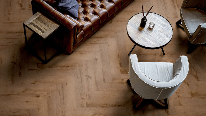  ter Hürne Herringbone Edition Design-Vinylboden tief-gebürstet Fischgrät Soya Design-Vinylboden 1 Eiche Washington Pro 749,3x149,9x2,5 mm 1101210314 | 75925