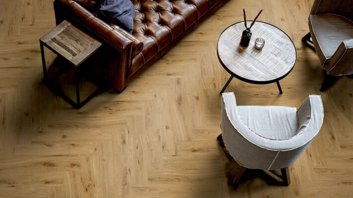  ter Hürne Herringbone Edition Design-Vinylboden tief-gebürstet Fischgrät Soya Design-Vinylboden 1 Eiche York Pro 749,3x149,9x2,5 mm 1101210315 | 75949