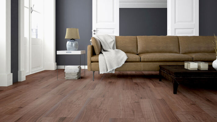  ter Hürne Wood Edition Design-Vinylboden Nussbaum Abu Dhabi fein-gebürstet Lange Landhausdiele Soya Pro 1516,9x241,3x2,5 mm 1101210617 | 77209