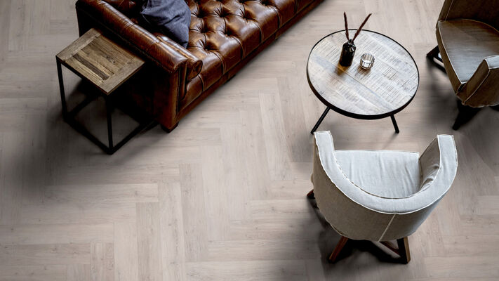  ter Hürne Herringbone Edition Design-Vinylboden Eiche Helsinki tief-gebürstet Fischgrät Soya Perform 743x145x6 mm 1101240610 | 78391